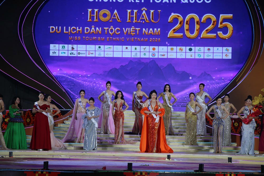 Top các thí sinh xuất sắc trong phần trao giải.