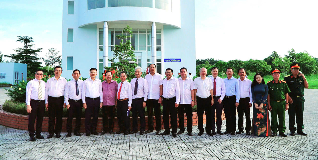 Phó Thủ tướng Lê Thành Long chụp hình lưu niệm với lãnh đạo, nguyên lãnh đạo tỉnh An Giang, trường Đại học Kiên Giang.