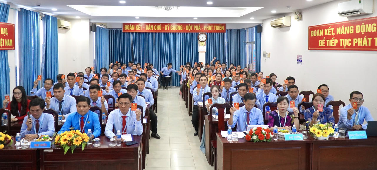 Đại biểu biểu quyết tại đại hội. 