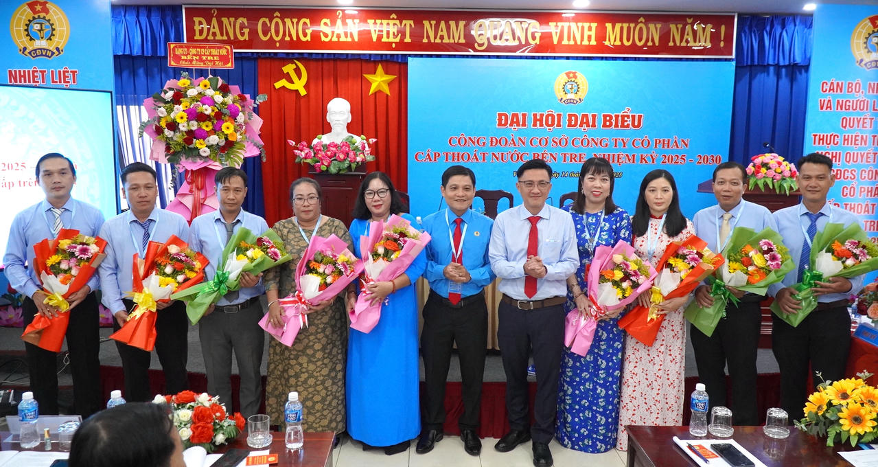 Ban chấp hành Công đoàn cơ sở BEWACO nhận hoa chúc mừng