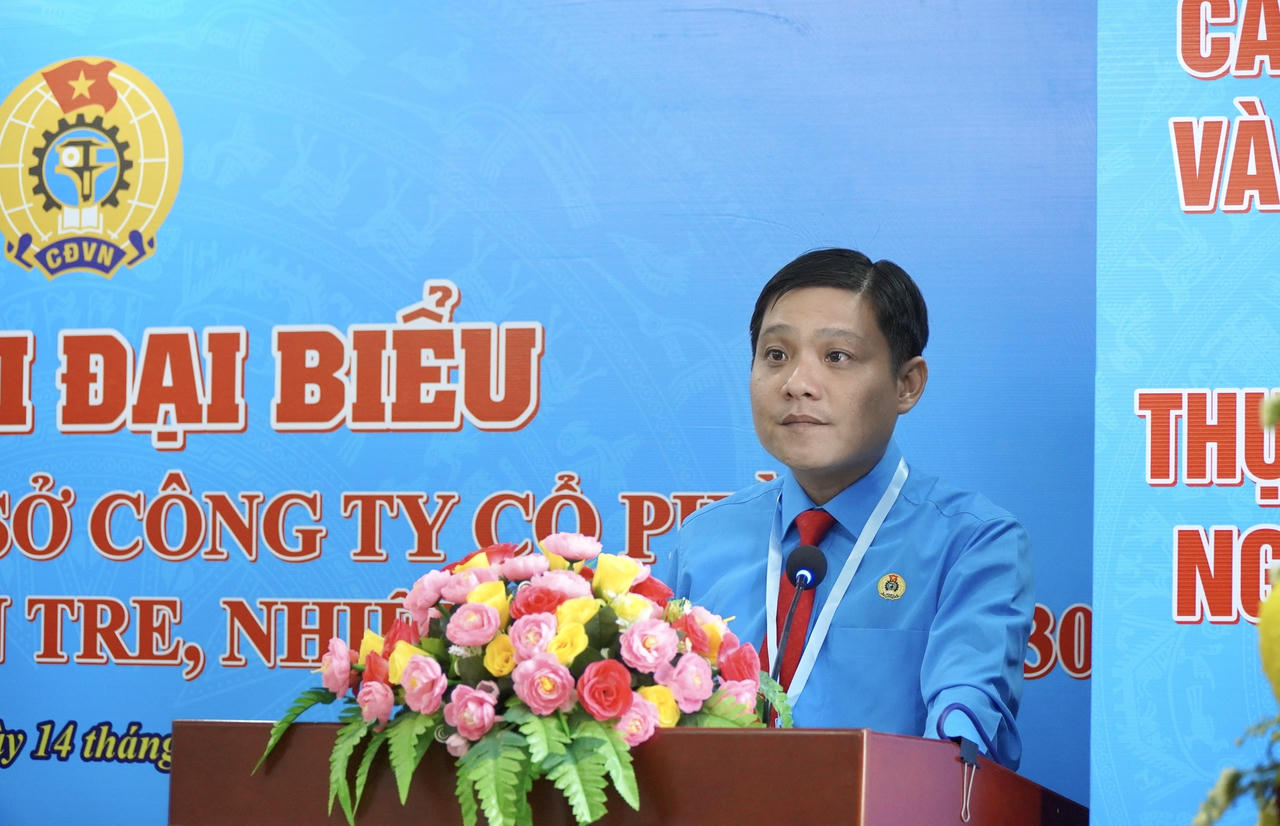 Ông Nguyễn Huỳnh Nhân Trung – Phó Ban Công tác công đoàn Liên đoàn Lao động tỉnh Vĩnh Long  biểu dương những kết quả đạt được của Công đoàn cơ sở BEWACO trong nhiệm kỳ qua.