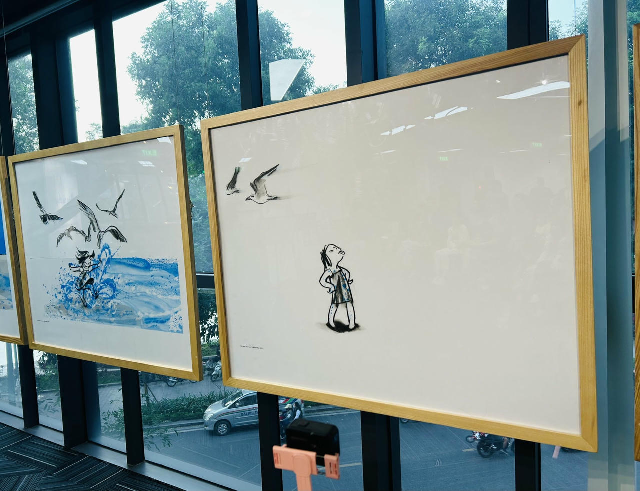 Hai cuốn sách kể những câu chuyện về cách mà các thế giới khác biệt gặp gỡ, hòa tan vào nhau (Ảnh: PV).