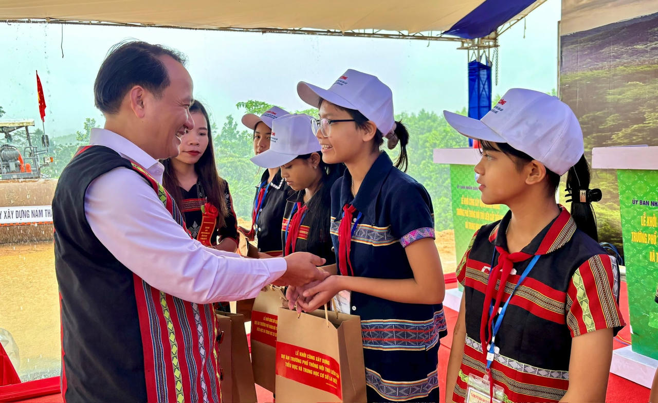 Phó Bí thư Thường trực Thành ủy Đà Nẵng Nguyễn Đình Vĩnh trao quà học sinh vượt khó học giỏi của xã La Dêê.