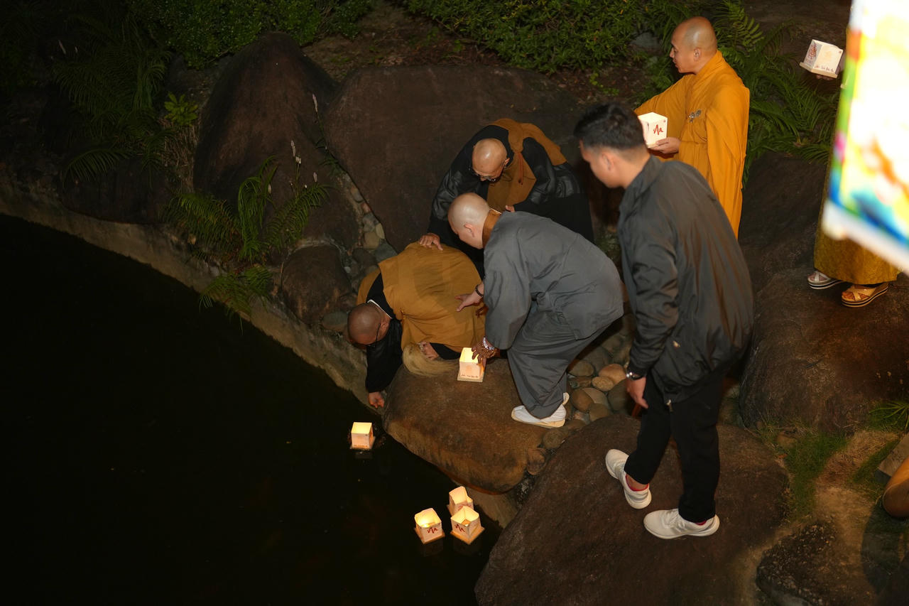 Nghi thức thả hoa đăng tối 15/11.