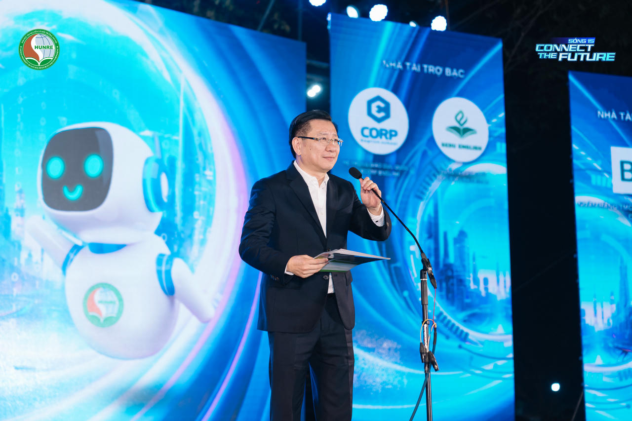 PGS.TS. Hoàng Anh Huy – Hiệu trưởng Trường Đại học Tài nguyên và Môi trường Hà Nội phát biểu tịa buổi gala “Sóng 15 – Connect The Future”