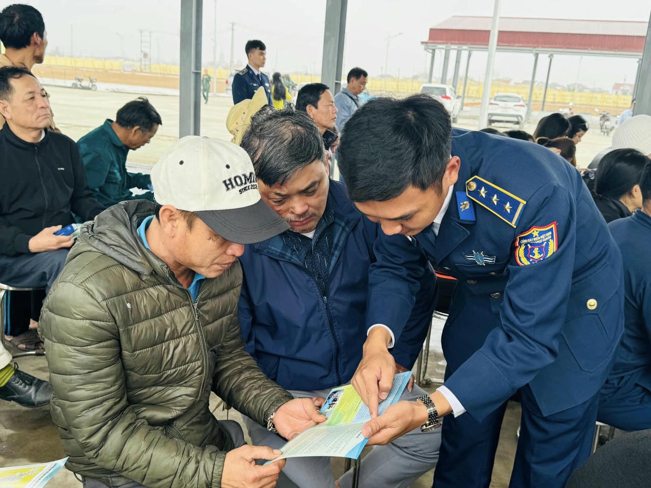 &nbsp;Lực lượng chức năng tuyên truyền quy định về chống 
khai thác IUU. (Ảnh trong bài: Hữu Anh)