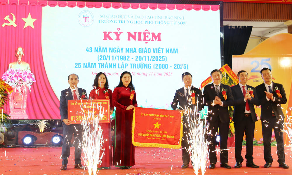 Phó Chủ tịch UBND tỉnh Đào Quang Khải trao cờ Đơn vị dẫn đầu phong trào thi đua năm học 2024 - 2025 của UBND tỉnh cho Trường THPT Từ Sơn.