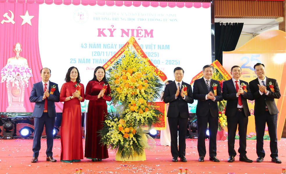 Các đại biểu tặng hoa chúc mừng Trường THPT Từ Sơn.