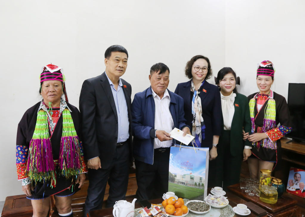 Phó Chủ tịch Quốc hội Vũ Hồng Thanh tới thăm, tặng quà ông Phùn Hợp Sềnh, 75 tuổi, trú tại thôn Nà Lý, nguyên Bí thư Đảng ủy xã Quảng Đức, nguyên Đại biểu Quốc hội khóa VII.
