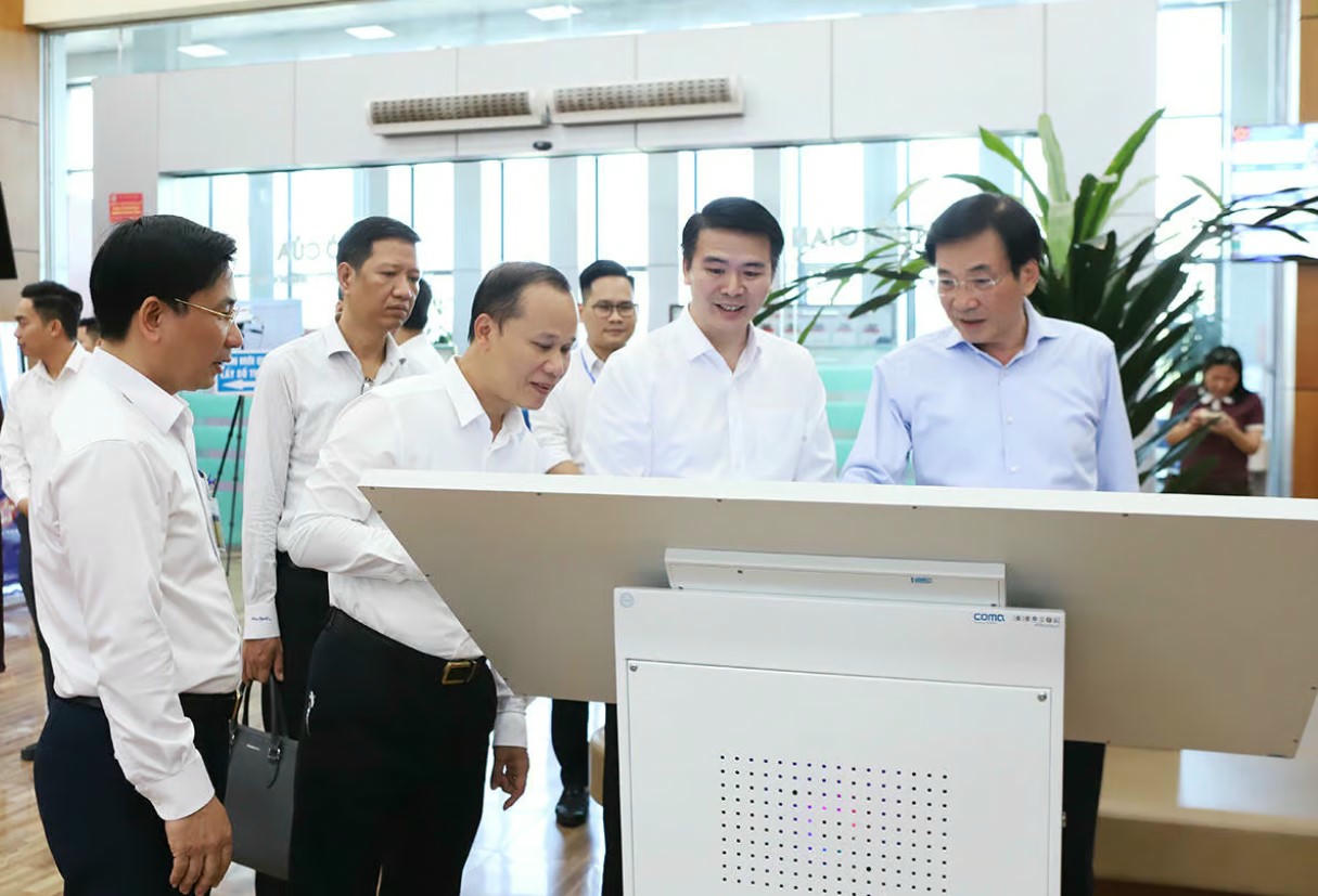 Ông Trần Văn Sơn, Bộ trưởng, Chủ nhiệm Văn phòng Chính phủ và lãnh đạo UBND tỉnh Bắc Ninh cùng Đoàn công tác thăm Trung tâm Phục vụ hành chính công tỉnh Bắc Ninh.