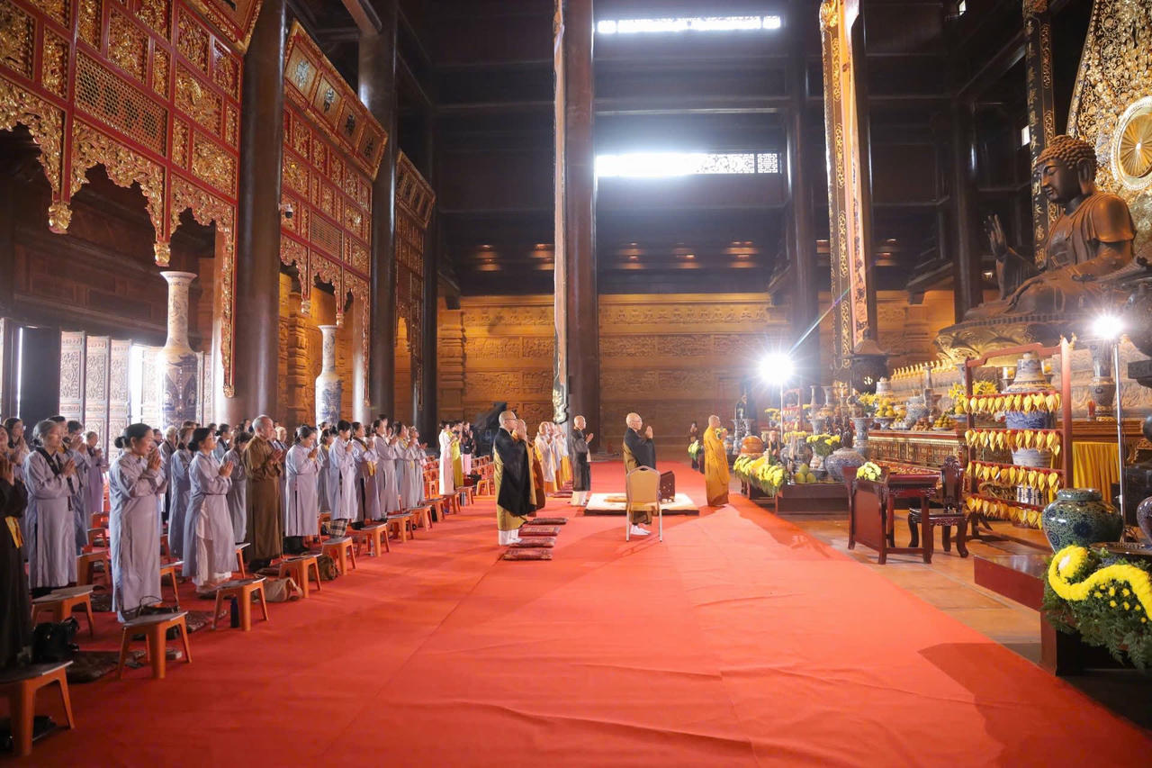 Nghi lễ tụng kinh tại điện Tam Thế (chùa Tam Chúc)&nbsp;được cử hành trong bầu không khí trang nghiêm và tĩnh lặng.