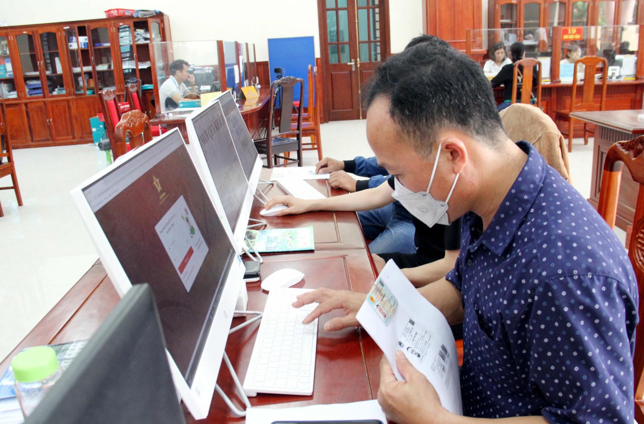 Người dân làm thủ tục tại một Trung tâm Hành chính công&nbsp; Ảnh: Thái Thuần/TTXVN