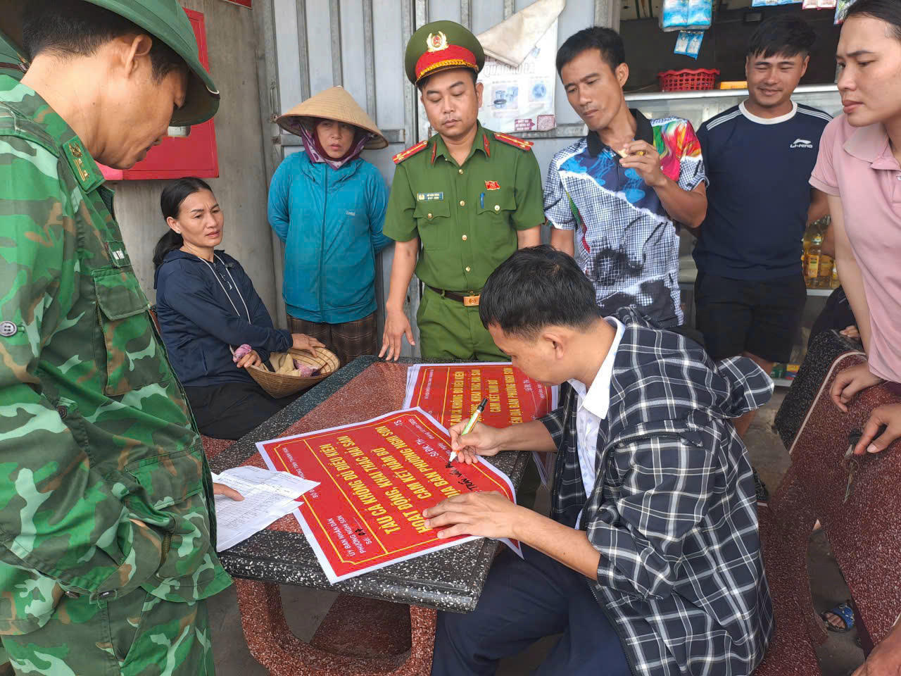 Lực lượng chức năng tăng cường công tác tuyên truyền&nbsp;pháp luật cho ngư dân về phòng, chống IUU.