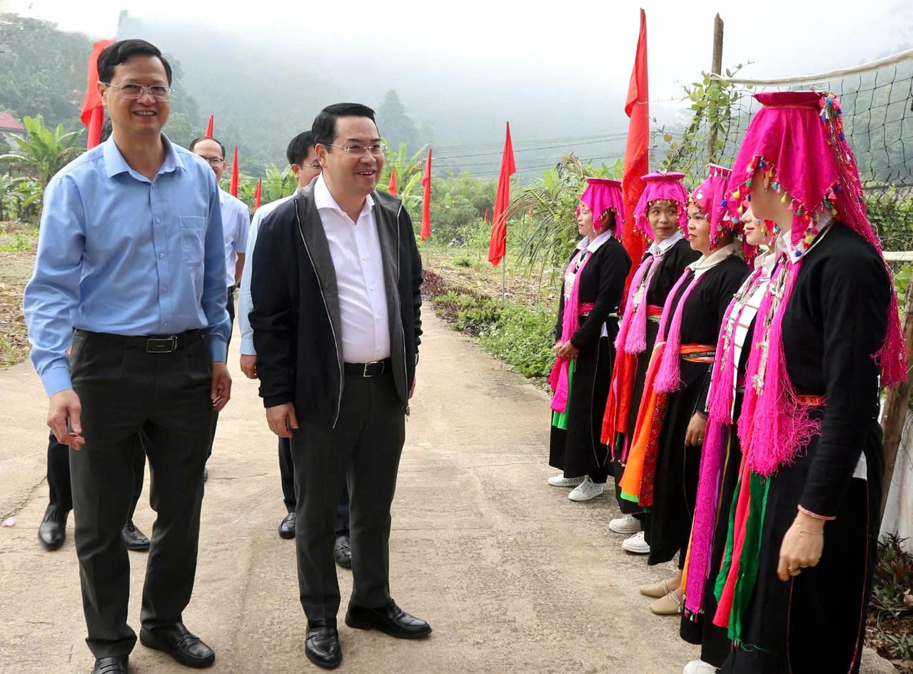 Chủ tịch UBND tỉnh Lào Cai Nguyễn Tuấn Anh thăm hỏi động viên bà con Nhân dân.