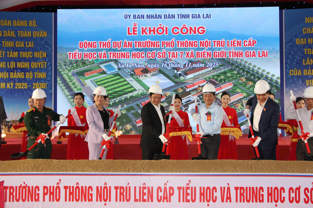 Các đại biểu thực hiện nghi thức động thổ dự án Trường phổ thông nội trú liên cấp TH&amp;THCS tại 7 xã biên giới tỉnh Gia Lai.