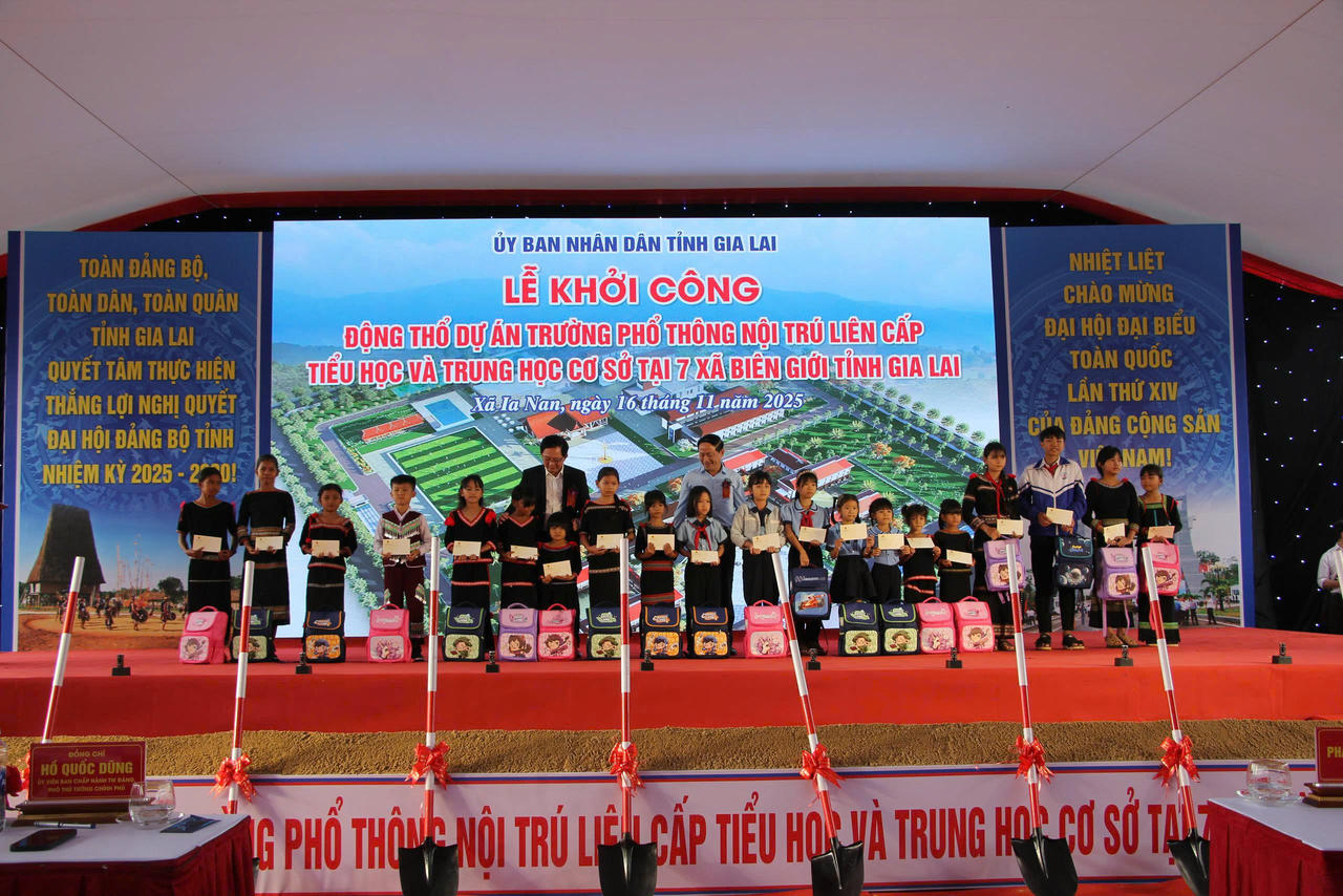 Phó Thủ tướng Hồ Quốc Dũng và Chủ tịch UBND tỉnh Gia Lai Phạm Anh Tuấn tặng quà cho các em học sinh.