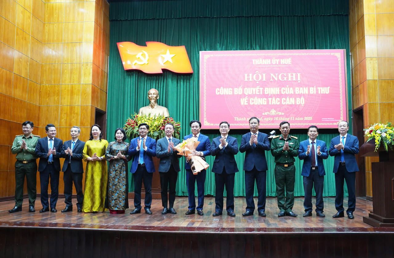 Ban Thường vụ Thành ủy Huế tặng hoa chúc mừng ông Nguyễn Khắc Toàn.