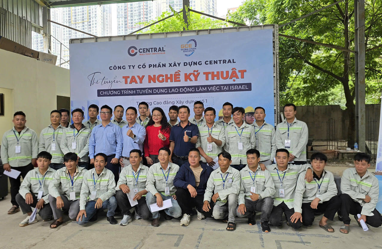 Các lao động thi tuyển tay nghề kỹ thuật để đi làm việc tại Israel.