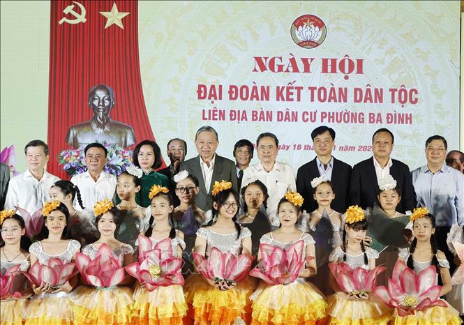 Tổng Bí thư Tô Lâm, Chủ tịch Quốc hội Trần Thanh Mẫn và các đại biểu dự Ngày hội Đại đoàn kết toàn dân tộc tại liên địa bàn dân cư phường Ba Đình, Hà Nội. Ảnh: Thống Nhất/TTXVN