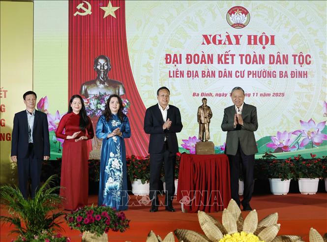 Tổng Bí thư Tô Lâm tặng bức tượng Chủ tịch Hồ Chí Minh cho Đảng bộ, chính quyền và Nhân dân phường Ba Đình. Ảnh: Thống Nhất/TTXVN