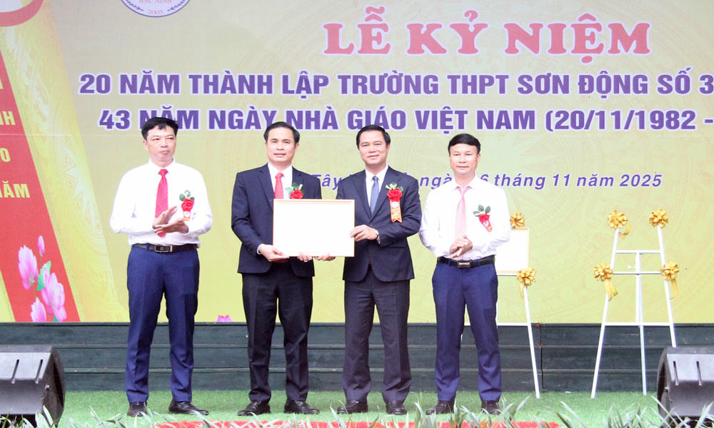 Thừa ủy quyền của Bộ trưởng Bộ Giáo dục và Đào tạo, Phó Chủ tịch UBND tỉnh Lê Xuân Lợi trao Bằng khen của Bộ Giáo dục và Đào tạo cho Trường THPT Sơn Động số 3.