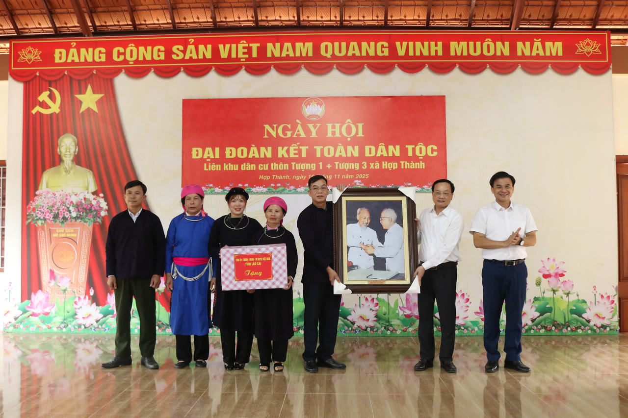 Ông Đỗ Đức Minh, Giám đốc Sở Tài chính tỉnh Lào Cai phát biểu và tặng quà chúc mừng Ngày hội.