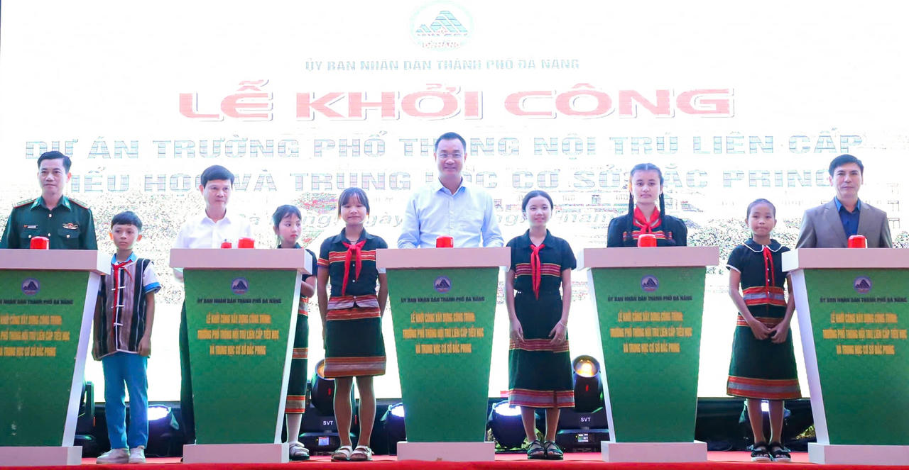 Các đại biểu thực hiện nghi thức khởi công tại ự án Trường phổ thông nội trú liên cấp tiểu học và THCS Đắc Pring.