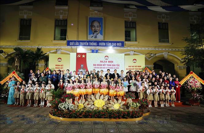 Tổng Bí thư Tô Lâm, Chủ tịch Quốc hội Trần Thanh Mẫn, Thường trực Ban Bí thư Trần Cẩm Tú và các đại biểu dự Ngày hội Đại đoàn kết toàn dân tộc tại liên địa bàn dân cư Phường Ba Đình, Hà Nội. Ảnh: Thống Nhất/TTXVN