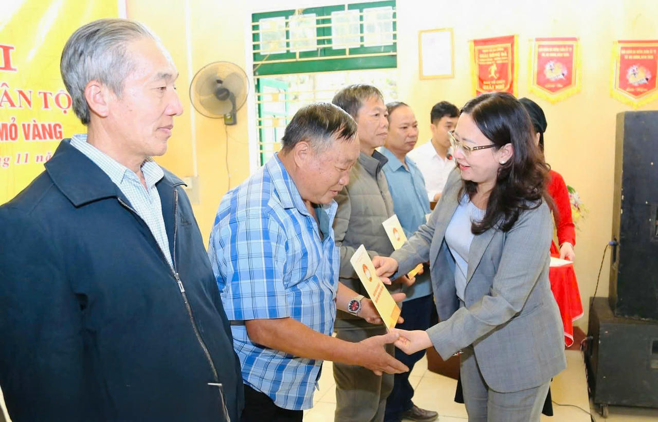 Bà Giàng Thị Dung, Phó Bí thư Tỉnh ủy, Chủ tịch Ủy ban MTTQ Việt Nam tỉnh Lào Cai tặng quà nhân dân thôn Khe Trầu (xã Mỏ Vàng).