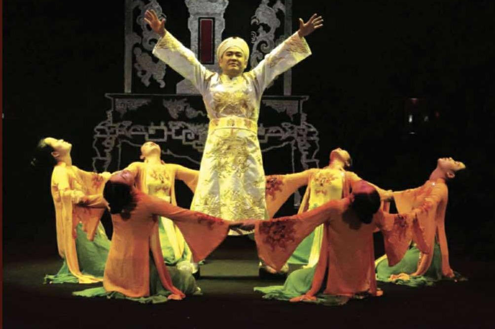 Vở diễn 'Các cụ gánh còng lưng' khai mạc Festival Sân khấu Thử nghiệm 2025