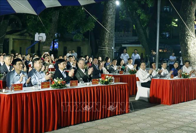 Tổng Bí thư Tô Lâm, Chủ tịch Quốc hội Trần Thanh Mẫn, Thường trực Ban Bí thư Trần Cẩm Tú và các đại biểu dự Ngày hội Đại đoàn kết toàn dân tộc tại liên địa bàn dân cư phường Ba Đình, Hà Nội. Ảnh: Thống Nhất/TTXVN