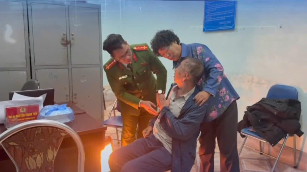  Lực lượng Công an đã nhanh chóng đưa ông Hữu về và liên hệ với người thân trong đoàn đến nhận.