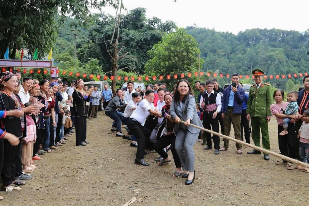 Phó Bí thư Tỉnh ủy, Chủ tịch Ủy ban MTTQ Việt Nam tỉnh Lào Cai tham gia các hoạt động thể thao cùng người dân.