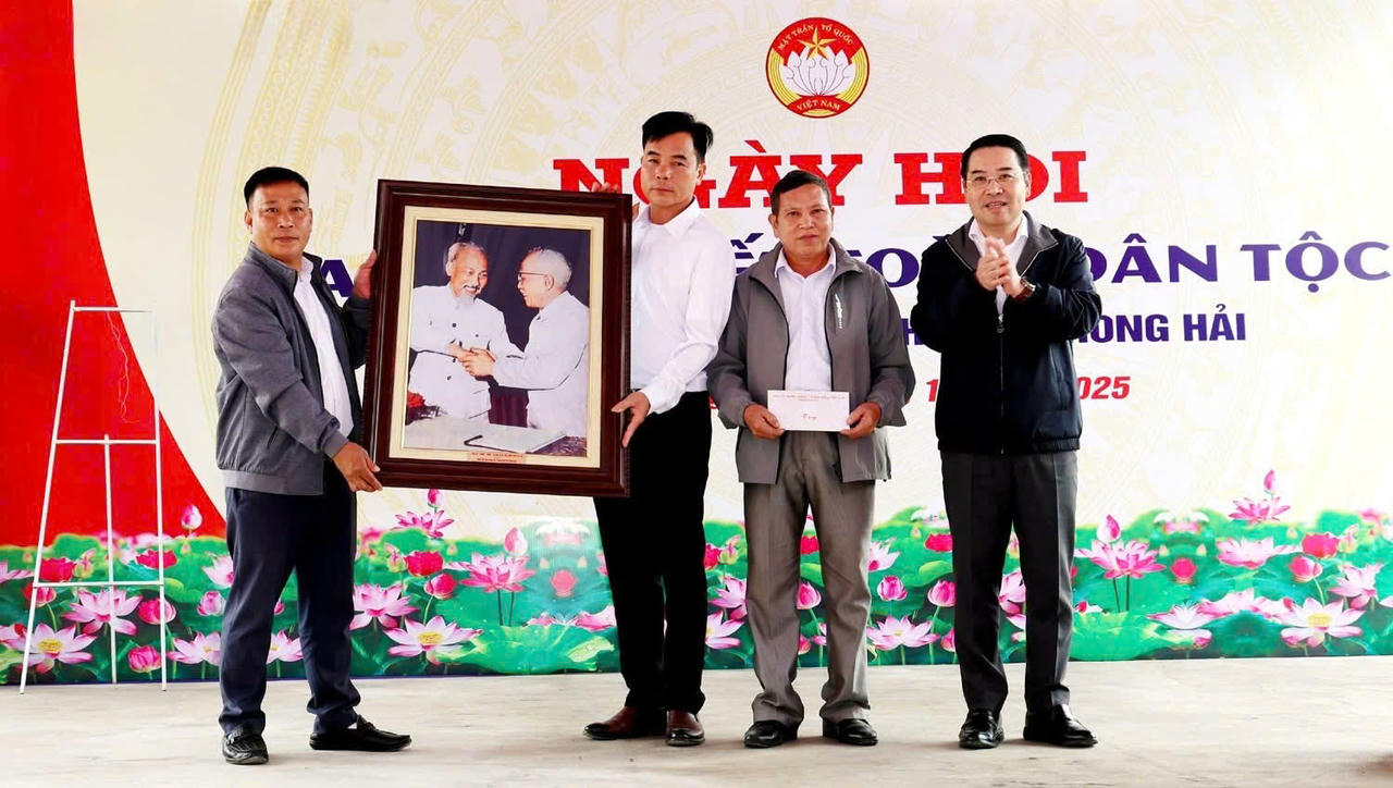 Chủ tịch UBND tỉnh Lào Cai Nguyễn Tuấn Anh tặng quà chúc mừng.