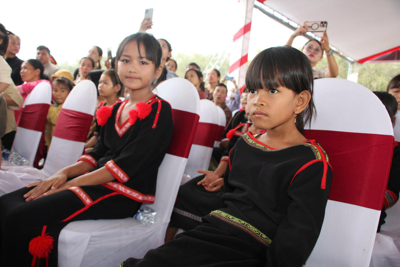 Học sinh xã biên giới Ia Nan hồ hởi tham dự lễ khởi công.