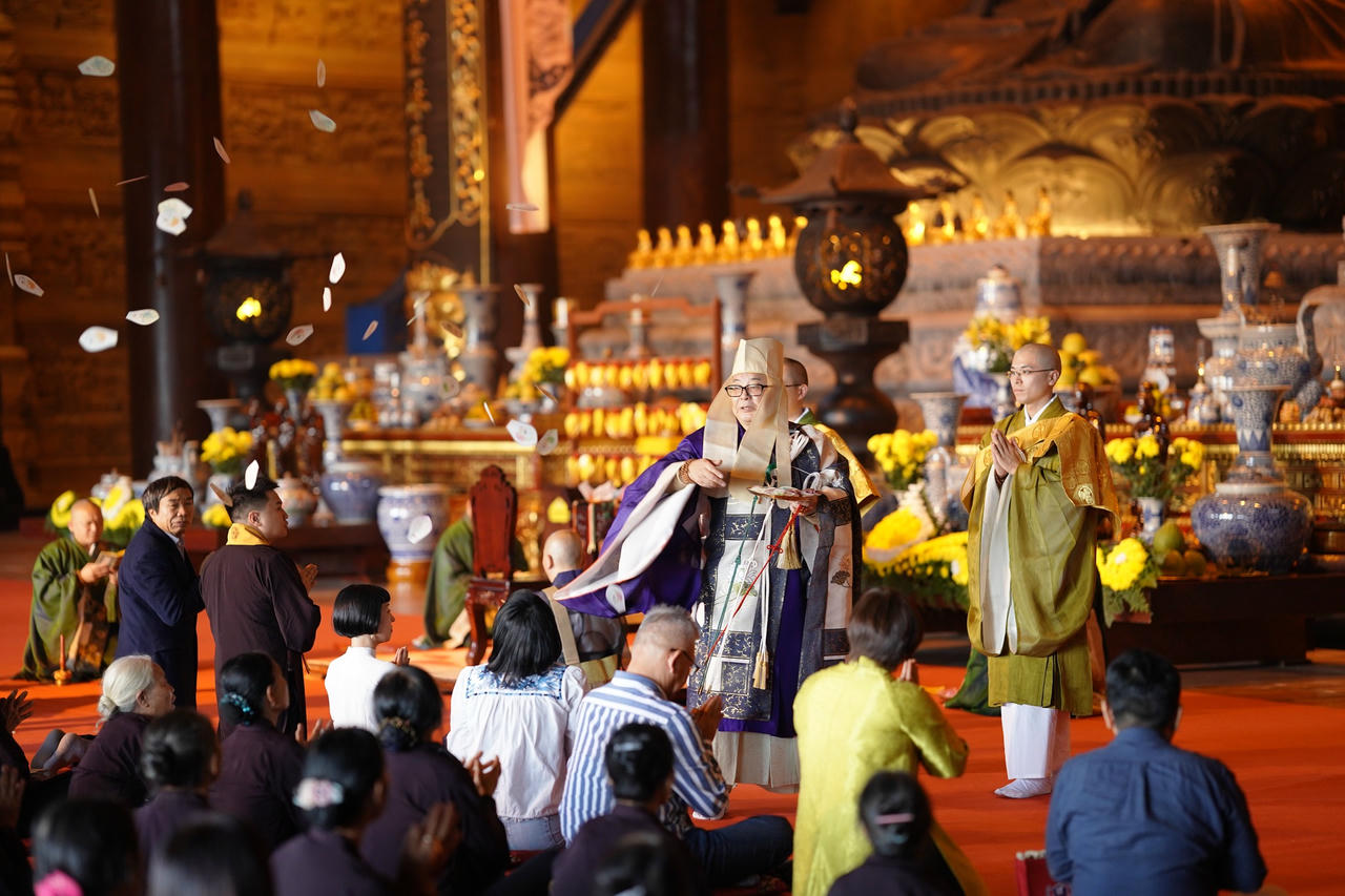 Nghi thức tán hoa niệm Phật của Tịnh độ tông.