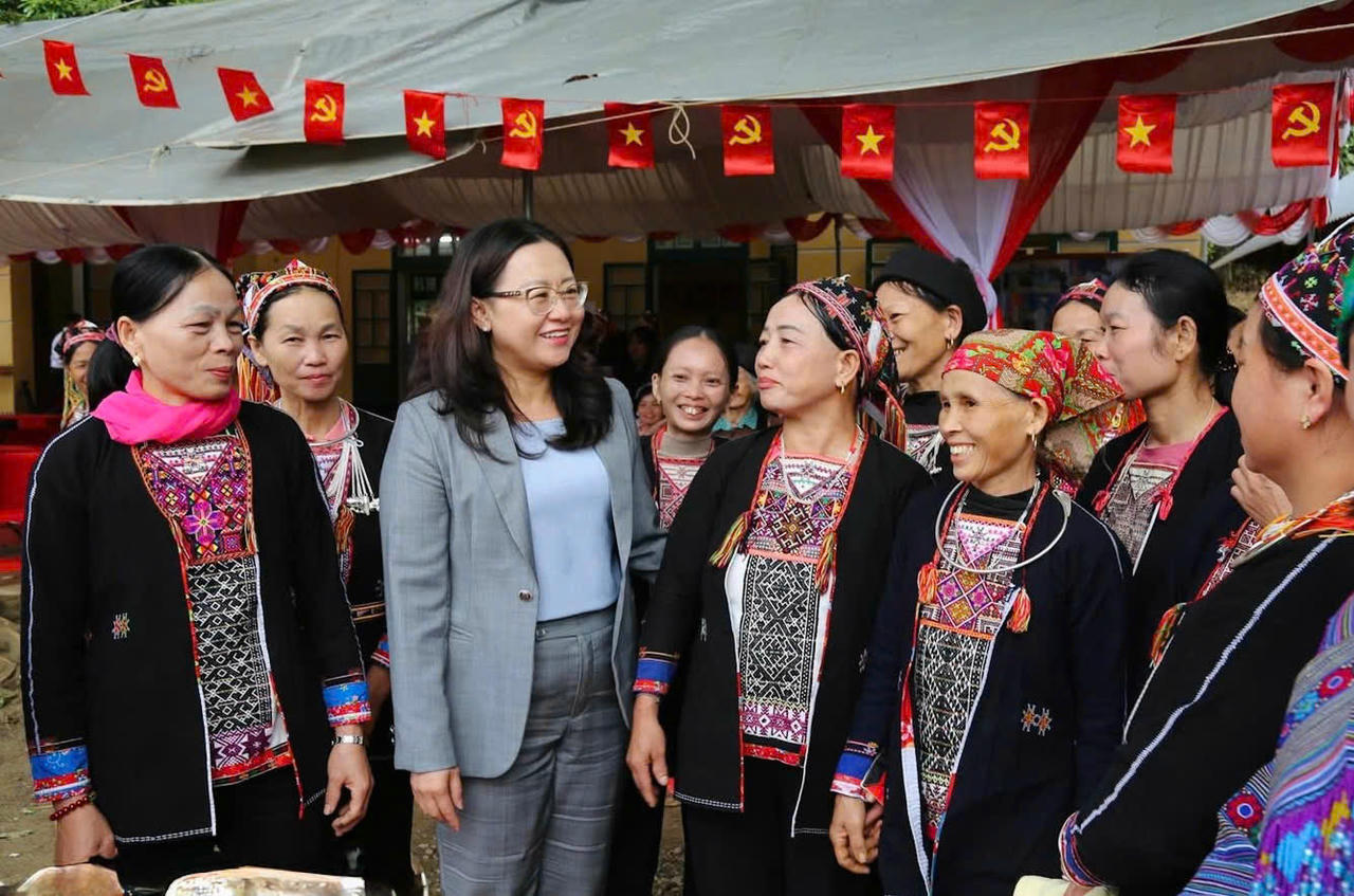 Bà Giàng Thị Dung, Phó Bí thư Tỉnh ủy, Chủ tịch Ủy ban MTTQ Việt Nam tỉnh Lào Cai đã dự Ngày hội Đại đoàn kết cùng Nhân dân thôn Khe Trầu (xã Mỏ Vàng).