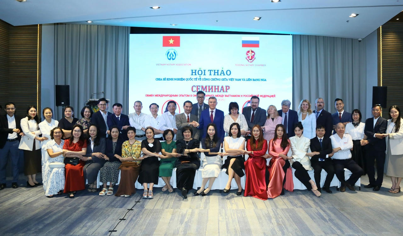 Các đại biểu chụp ảnh lưu niệm tại Hội thảo.