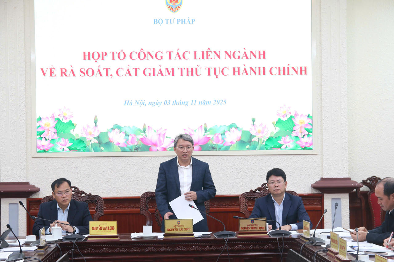 Ngày 3/11, Bộ trưởng Bộ Tư pháp Nguyễn Hải Ninh,Tổ trưởng Tổ Công tác liên ngành rà soát, đánh giá thủ tục hành chính (TTHC) trên phạm vi toàn quốc đã chủ trì cuộc họp Tổ công tác liên ngành để đánh giá tiến độ công việc đã triển khai