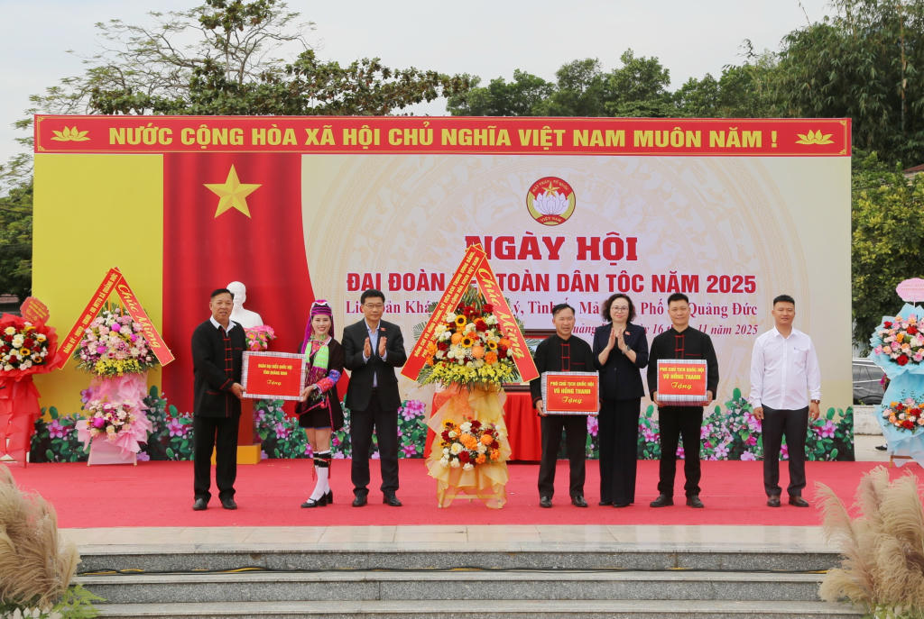 Phó Chủ tịch Quốc hội Vũ Hồng Thanh dự Ngày hội Đại đoàn kết toàn dân tộc tại Quảng Ninh