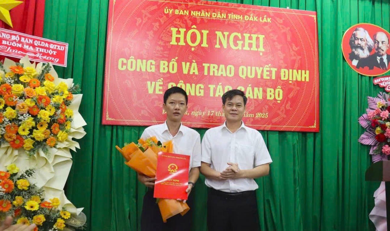Thừa ủy quyền của Chủ tịch UBND tỉnh Đắk Lắk, Tỉnh ủy viên, Giám đốc Sở Nội vụ Trương Ngọc Tuấn trao quyết định điều động, bổ nhiệm ông Trần Viết Ngự giữ chức Giám đốc Ban Quản lý dự án đầu tư xây dựng Buôn Ma Thuột. Ảnh: HT