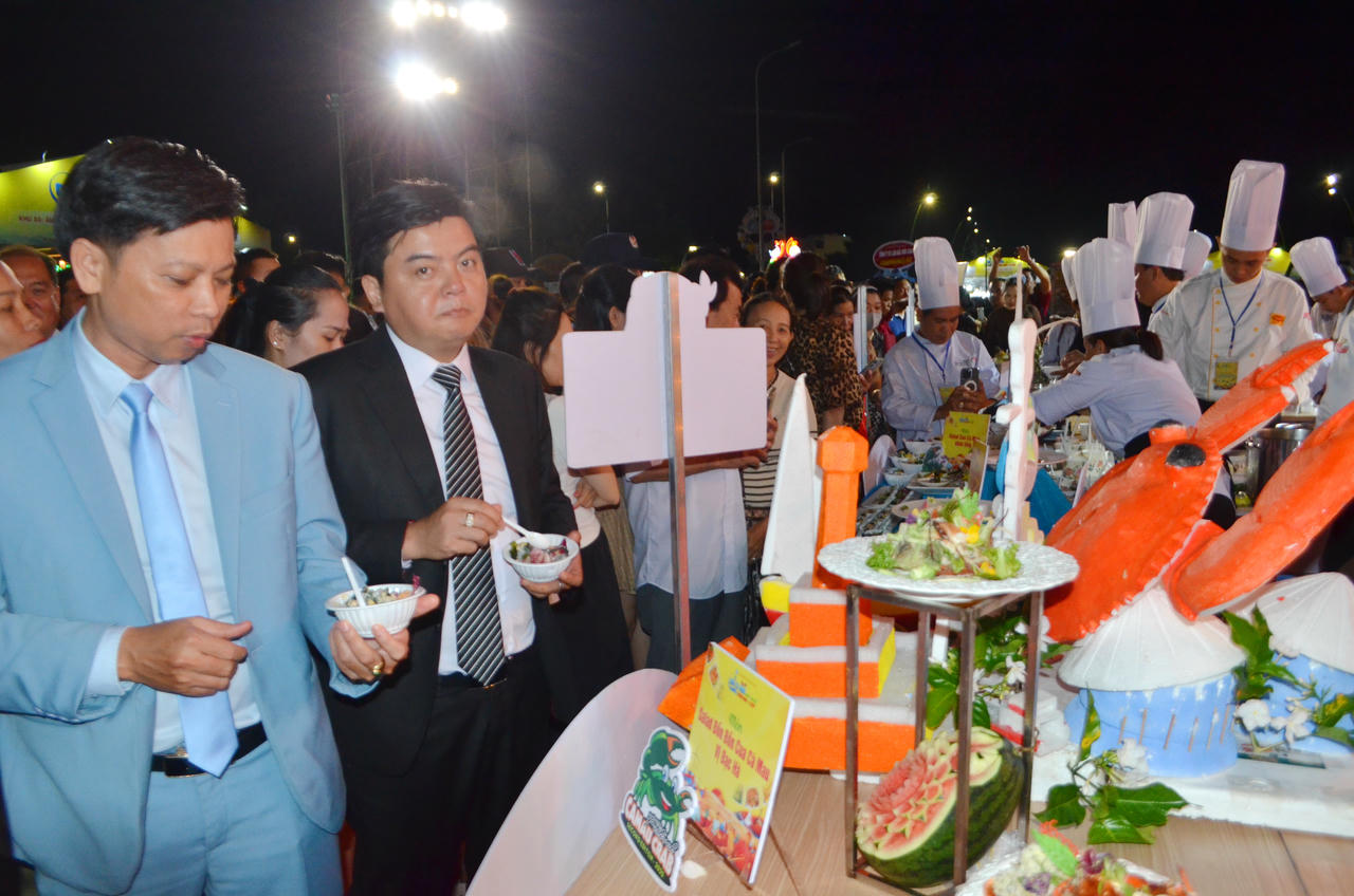 Du khách thưởng thức các món ăn chế biến từ cua Cà Mau.