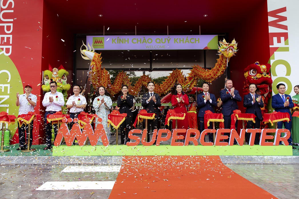 Các đại biểu thực hiện nghi thức cắt băng khai trương.