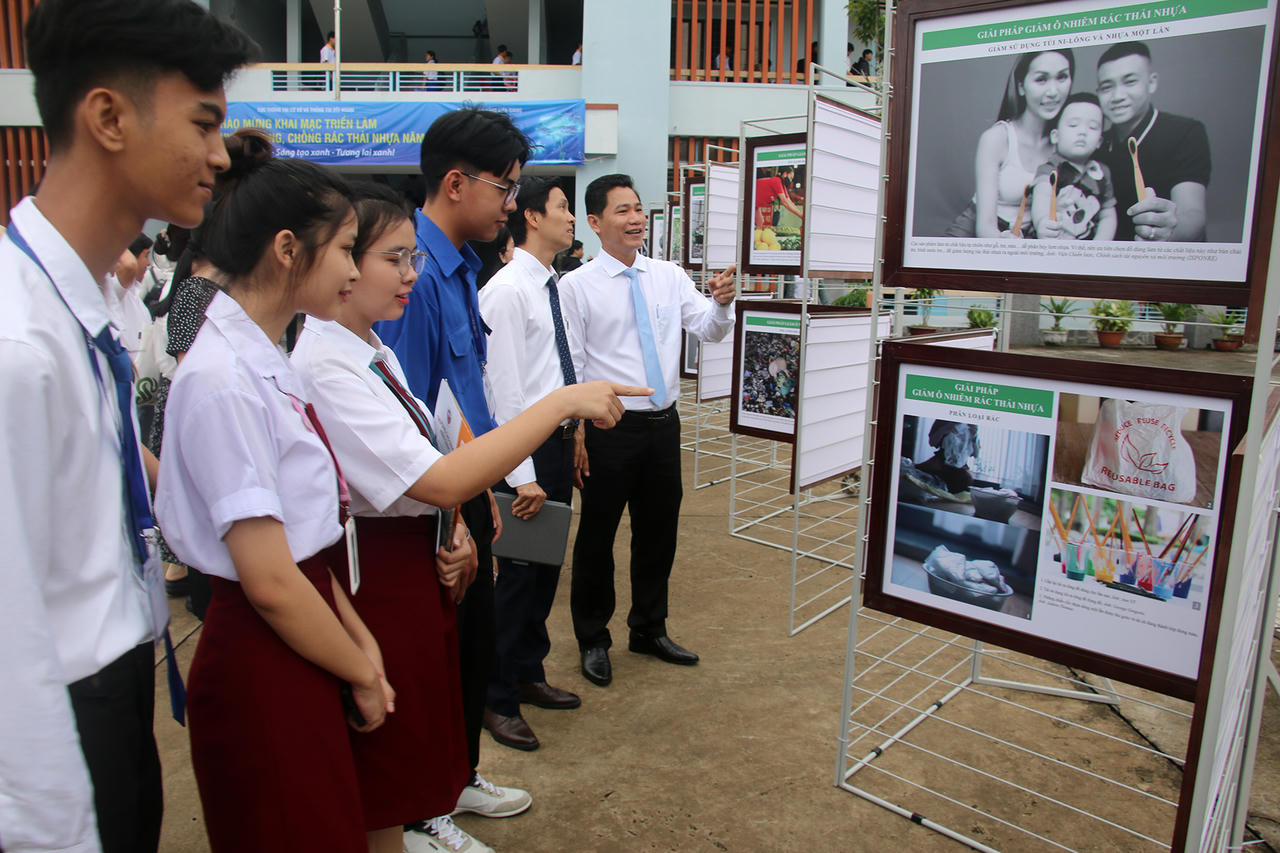 Thanh niên, đoàn viên, học sinh và đông đảo đại biểu tham quan triển lãm