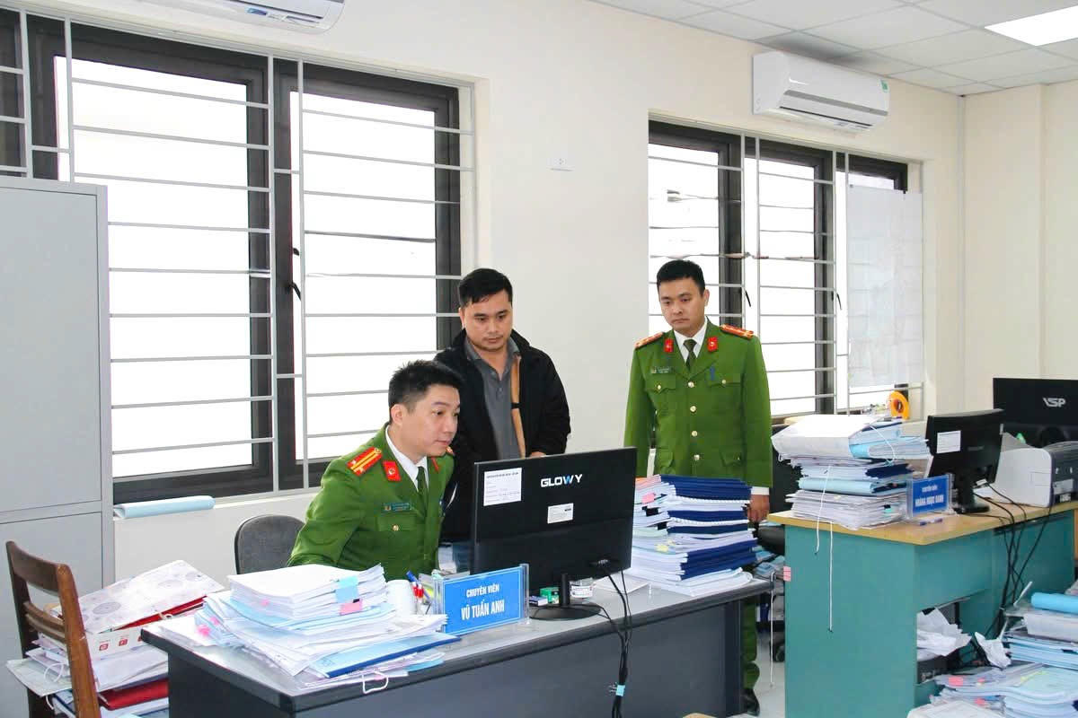 Cơ quan Cảnh sát điều tra Công an tỉnh Lào Cai tiến hành khám xét nơi làm việc của đối tượng Vũ Tuấn Anh.. 