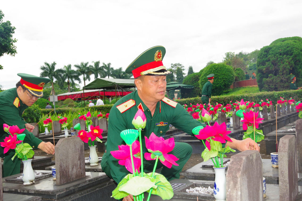 Thiếu tướng Trần Thanh Hải - Phó Tư lệnh Quân khu 5 dâng hương các liệt sĩ tại nghĩa trang tỉnh Gia Lai.
