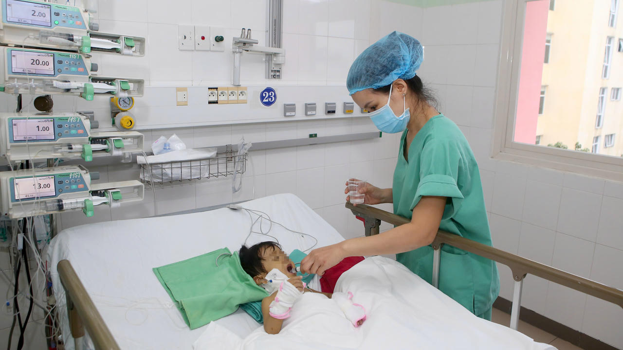 Các bác sĩ chăm sóc bệnh nhi sau khi được ghép gan thành công