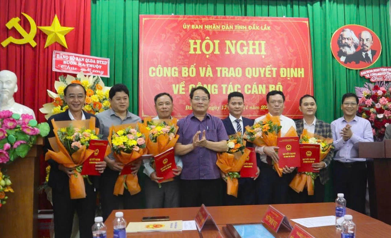 Lãnh đạo Ban B tỉnh Đắk Lắk tặng hoa và trao quyết định bổ nhiệm các Phó Giám đốc Ban Quản lý dự án đầu tư xây dựng Buôn Ma Thuột. Ảnh: HT