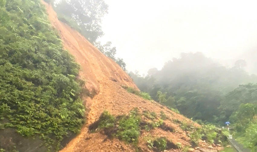 Điểm sạt lở taluy dương tại Km67+800 trên Quốc lộ 49 đoạn qua vùng A Lưới vào sáng 17/11 (Ảnh: Dương Huy)