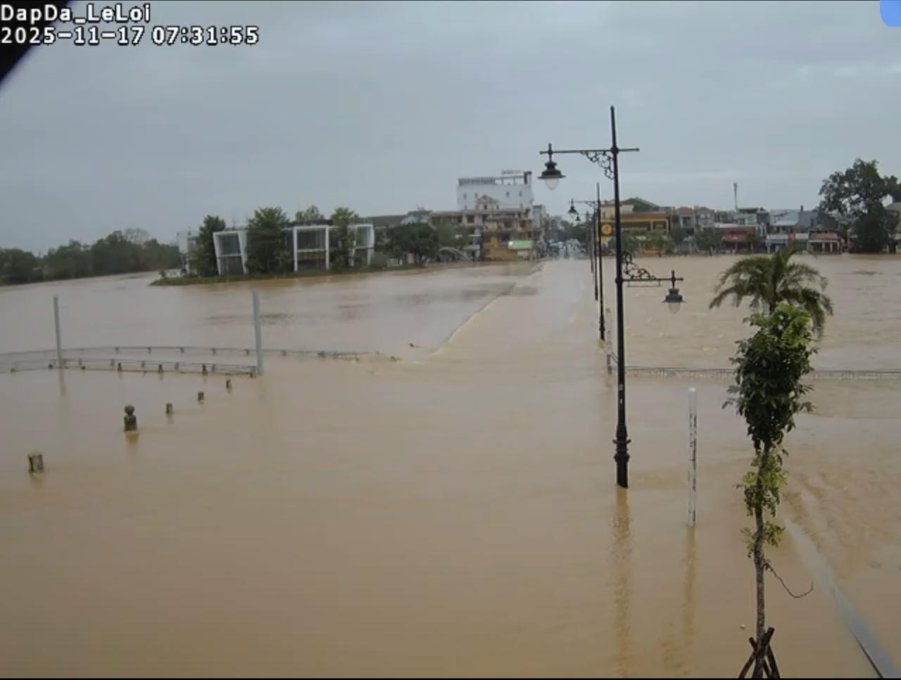 TP Huế cho học sinh nghỉ học ngày 17/11 do mưa lớn, nước sông dâng cao